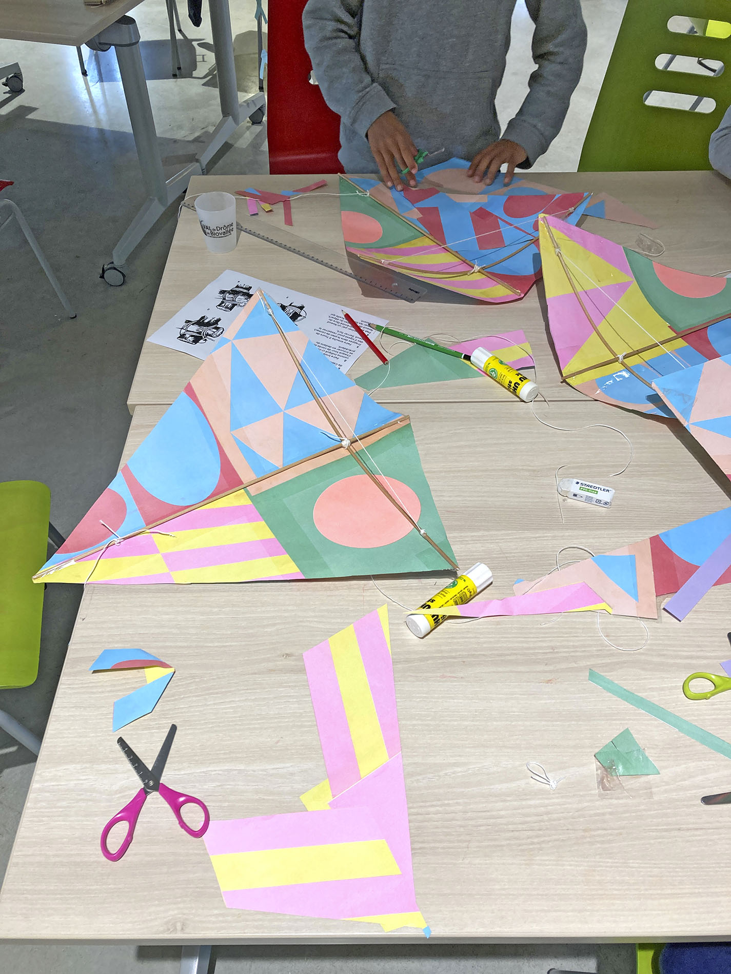 Atelier pédagogique de création de cerfs-volants en papier imprimé en risographie avec le Campus à Eurre.