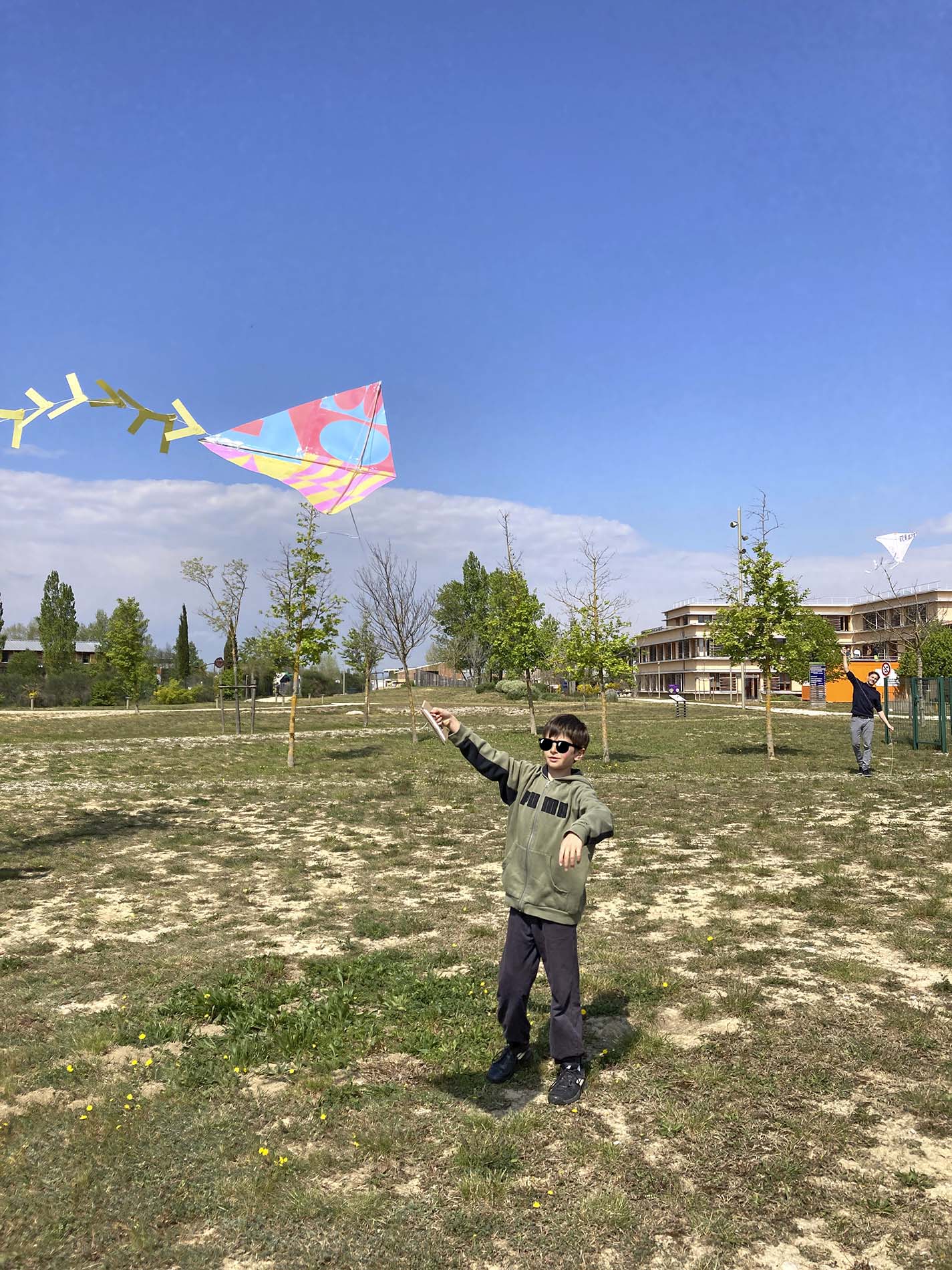 Atelier pédagogique de création de cerfs-volants en papier imprimé en risographie avec le Campus à Eurre.