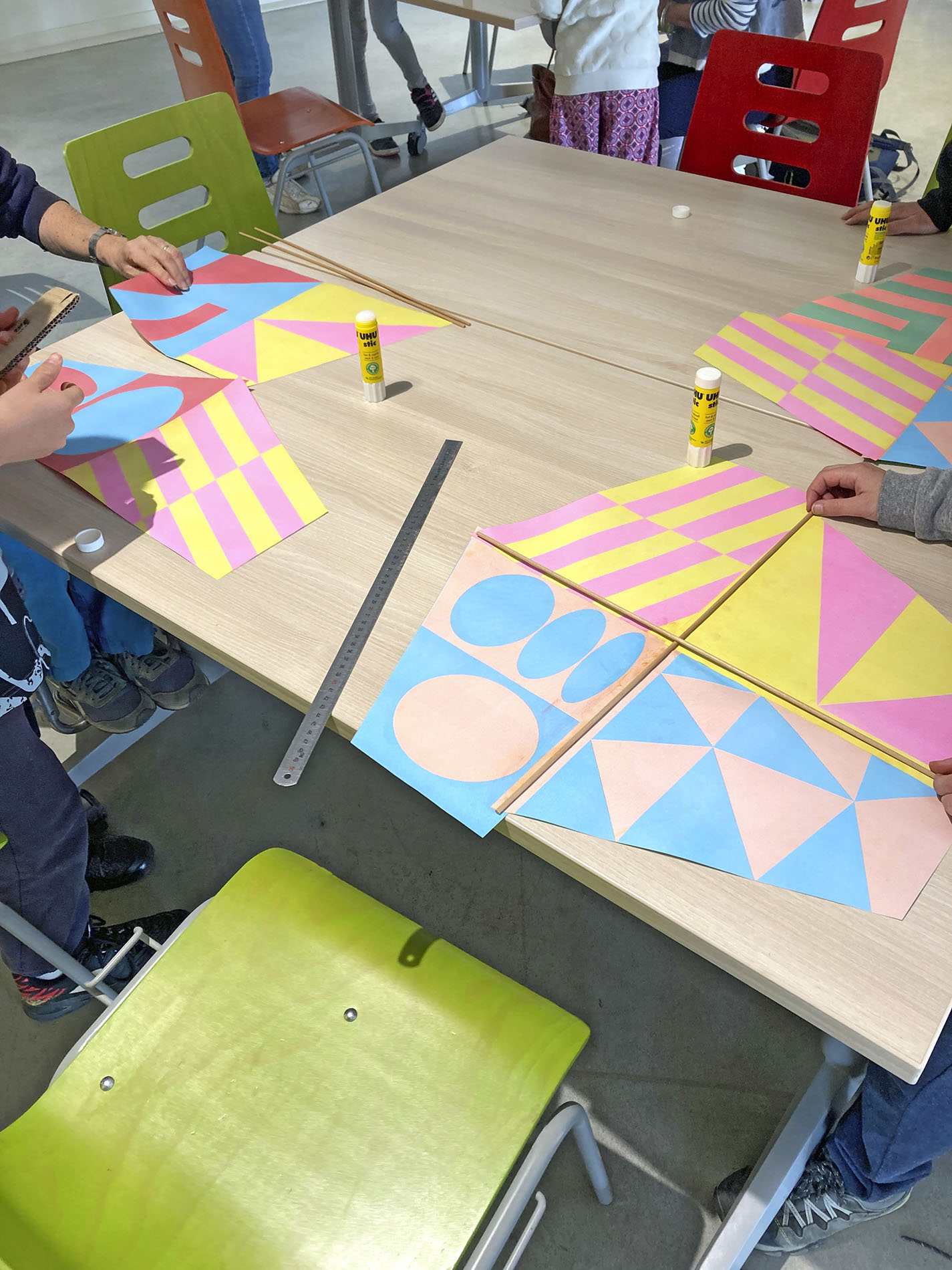Atelier pédagogique de création de cerfs-volants en papier imprimé en risographie avec le Campus à Eurre.