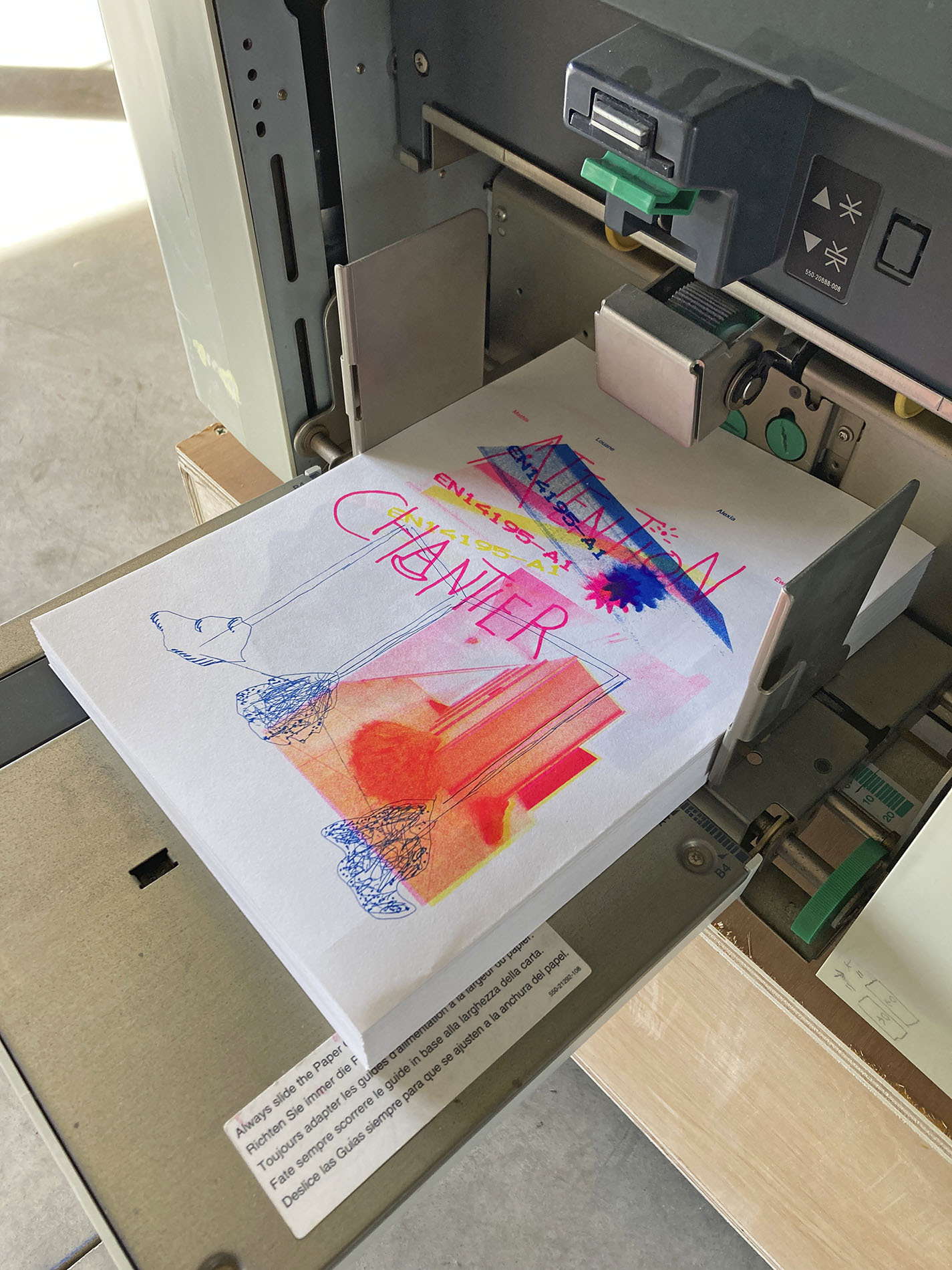Atelier pédagogique de création d’un journal en risographie avec la classe de 6e PAC du Collège Olympe de Gouges.