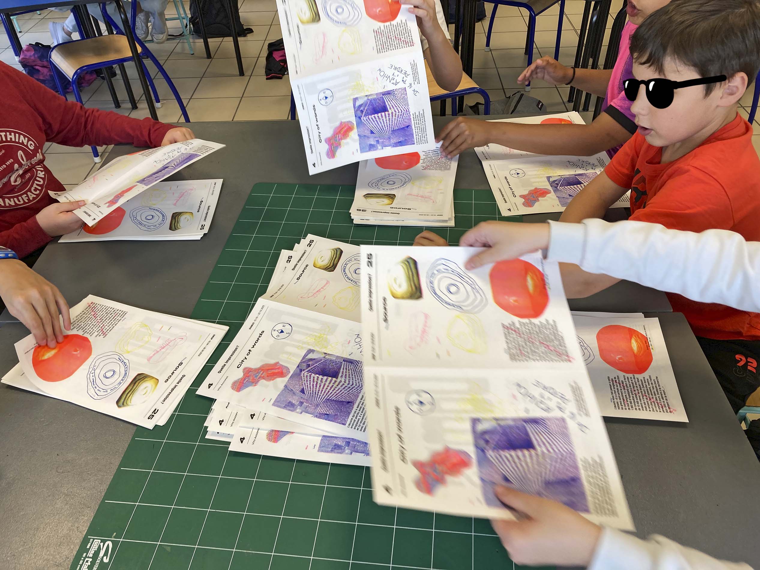 Atelier pédagogique de création d’un journal en risographie avec la classe de 6e PAC du Collège Olympe de Gouges.