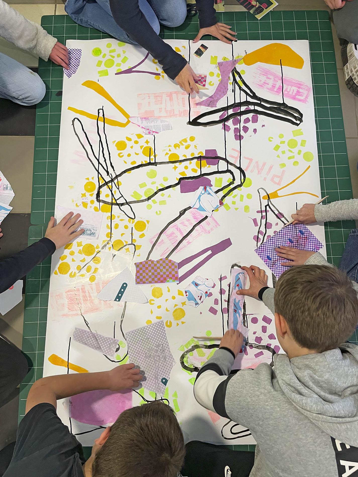 Atelier pédagogique de création d’affiches grand format avec le Collège Olympe de Gouges à Chatte.
