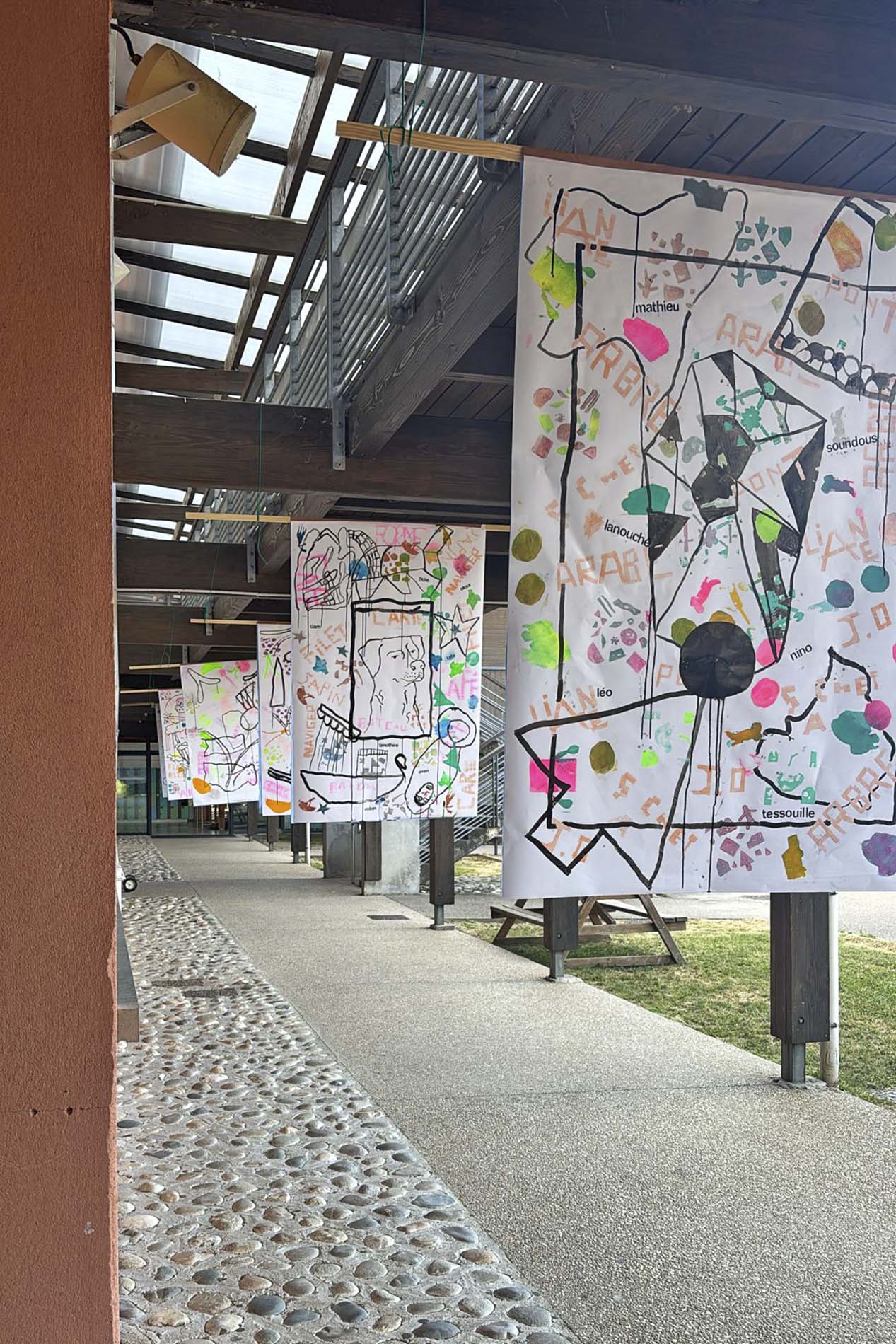 Atelier pédagogique de création d’affiches grand format avec le Collège Olympe de Gouges à Chatte.