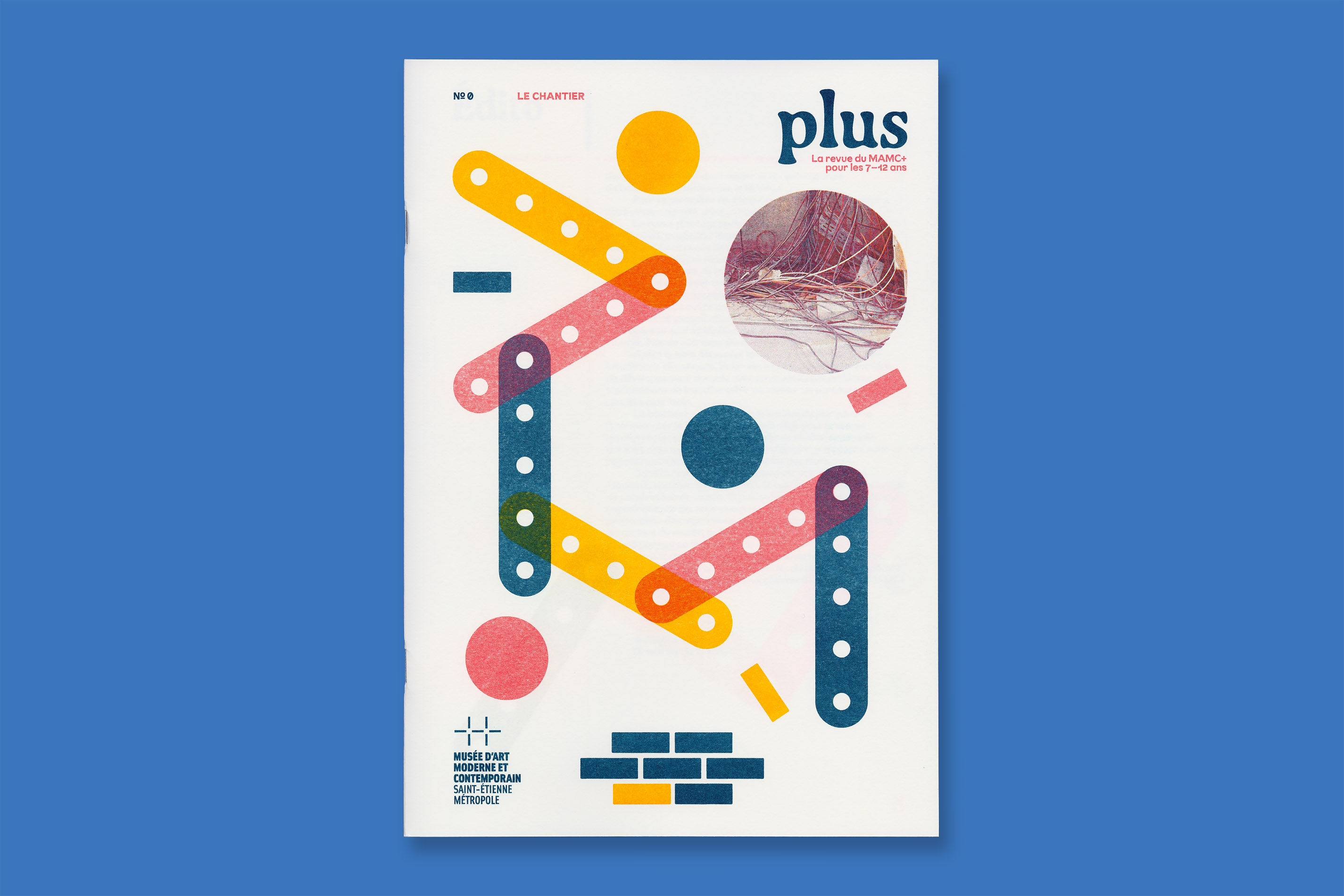 Identité visuelle, design graphique et impression riso de la revue Plus et du poster jeux Petit Plus du MAMC+