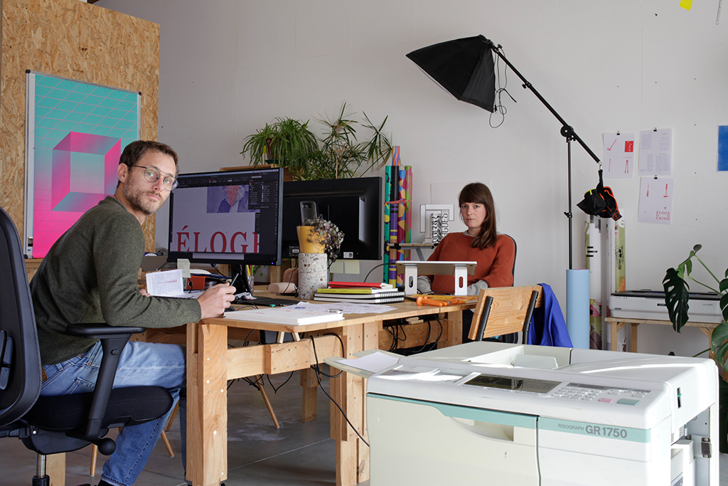 Portrait de Système Sensible (Charlotte Gauvin & Matthieu Meyer) dans leur atelier
